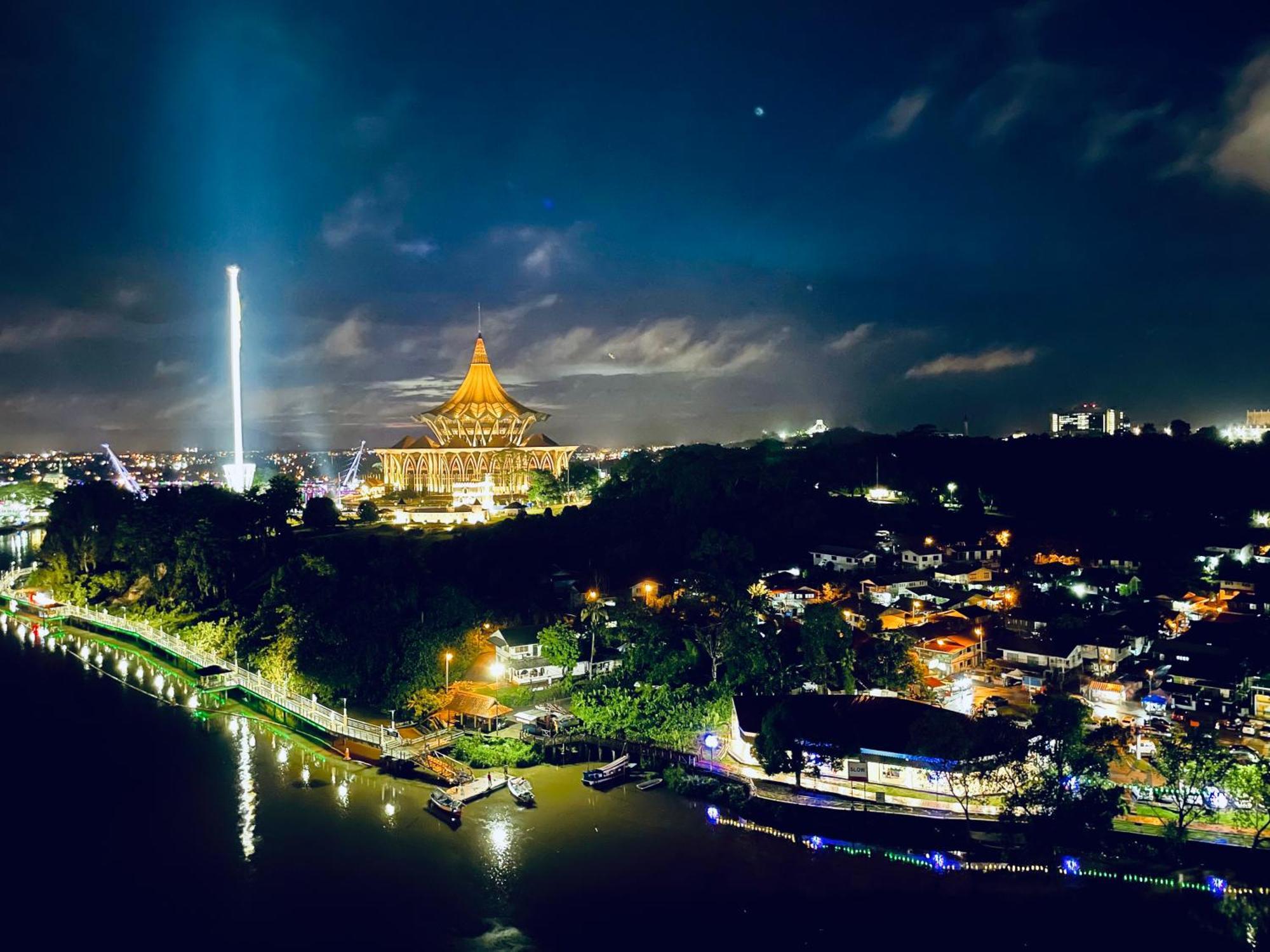 Kuching City Center Riverbank Suites With Marvelous River View Екстер'єр фото