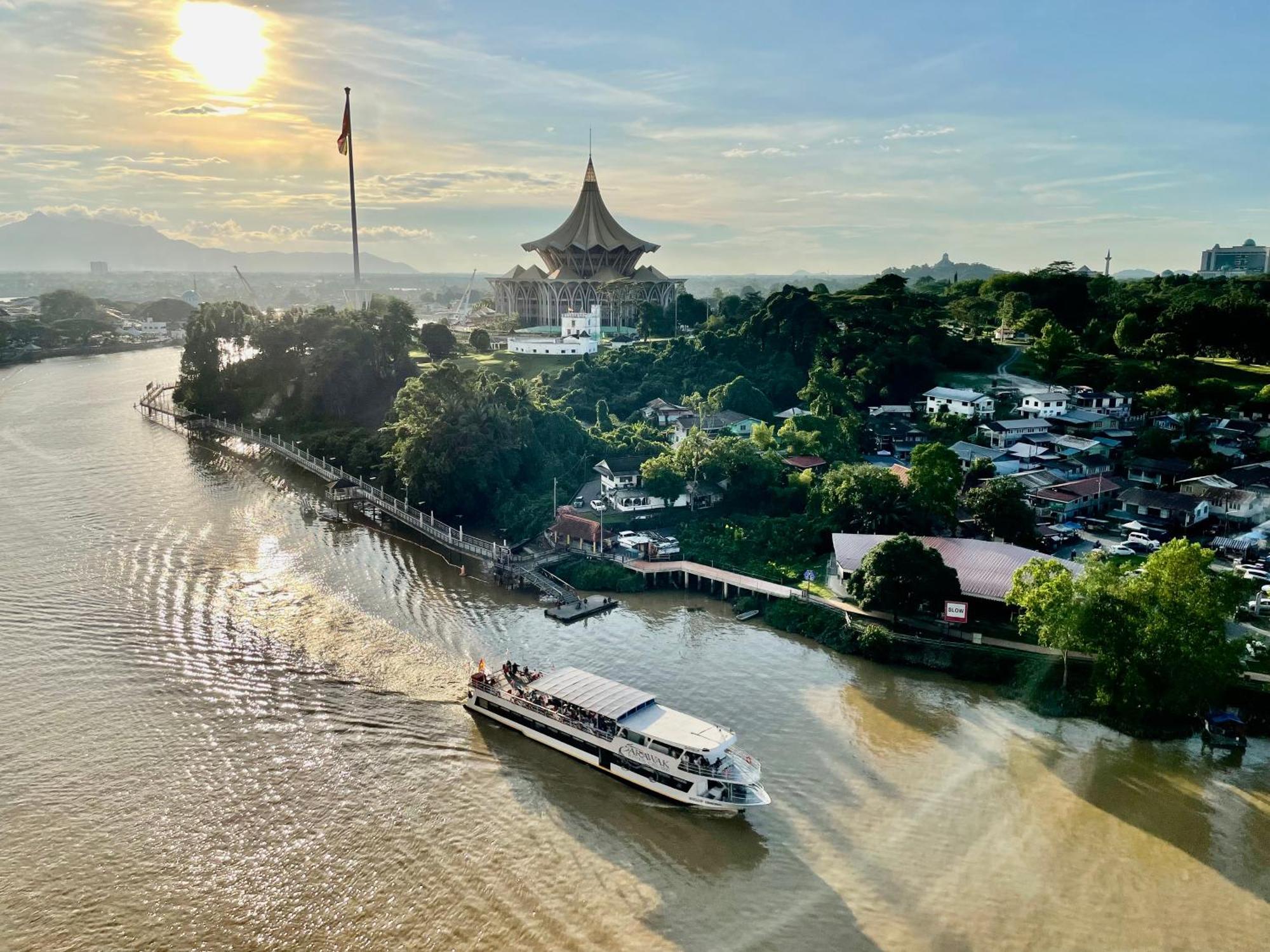 Kuching City Center Riverbank Suites With Marvelous River View Екстер'єр фото