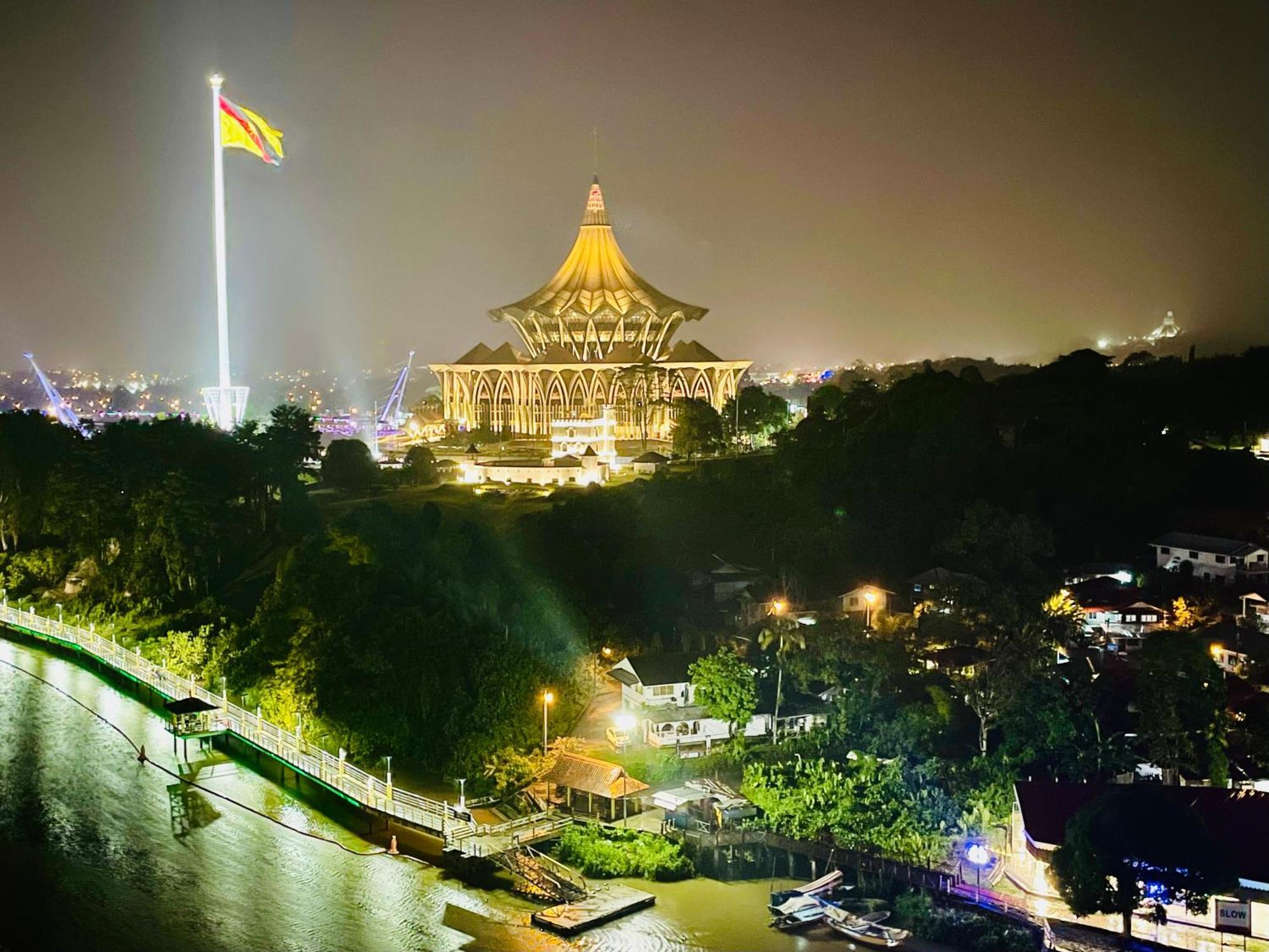 Kuching City Center Riverbank Suites With Marvelous River View Екстер'єр фото